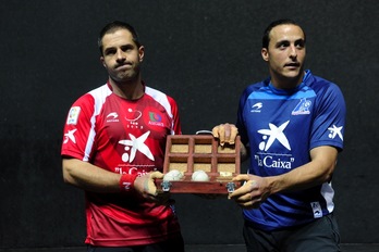 Olaizola II y Martínez de Irujo posan con las pelotas de la final. (Marisol RAMIREZ/ARGAZKI PRESS)