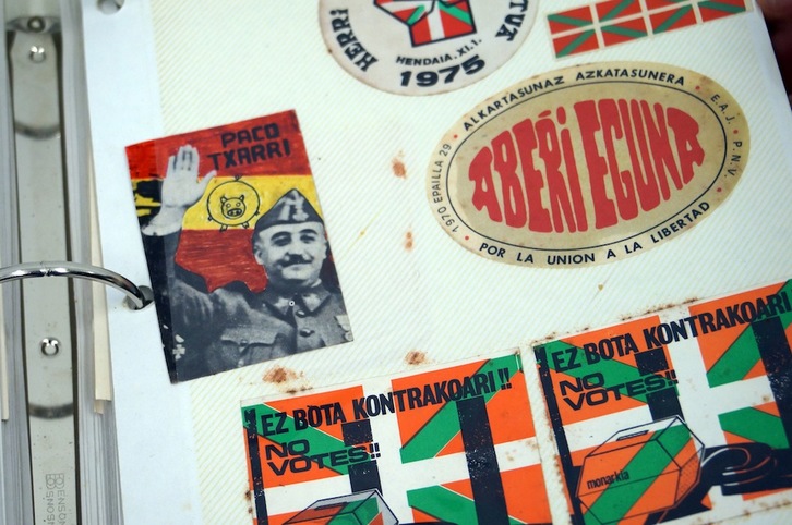 Las pegatinas más antiguas que se conservan en el archivo de Lazkao. (Gotzon ARANBURU)