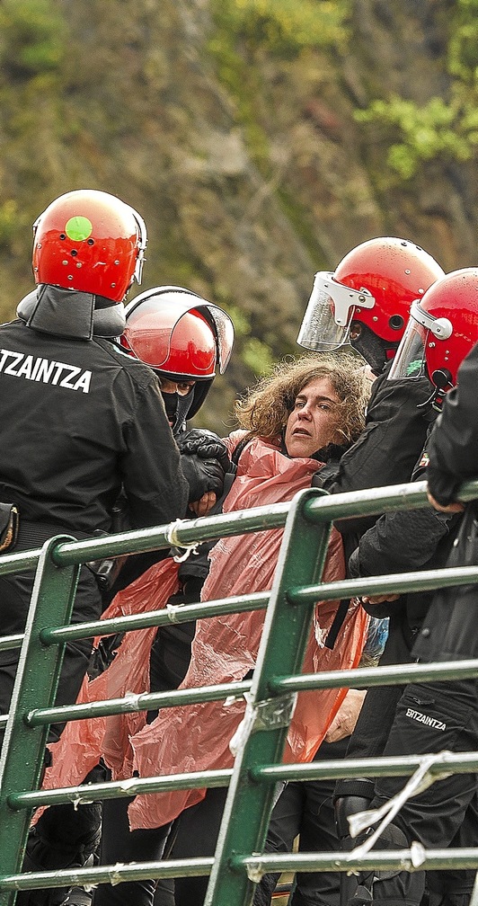 La Ertzaintza se lleva detenida a Urtza Alkorta. (ARGAZKI PRESS)