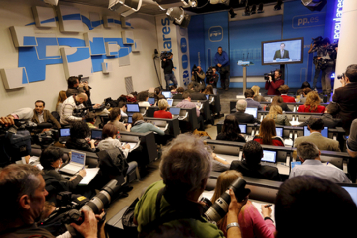 Periodistas asisten a una rueda de prensa de Mariano Rajoy en Génova. (Cesar MANSO/AFP)