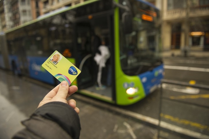 Tarjeta de Mugi, el sistema unificado de transporte de Gipuzkoa. (Gorka RUBIO/ARGAZKI PRESS)