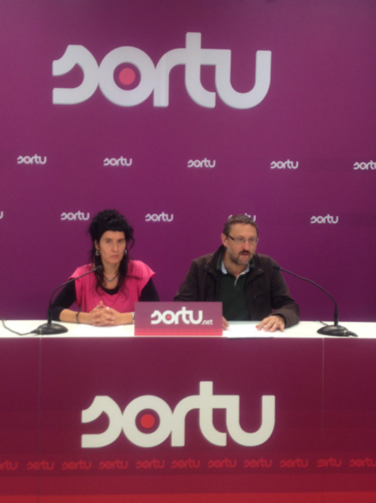 Los portavoces de Sortu Maitane Intxaurraga y Txelui Moreno. (NAIZ.INFO)