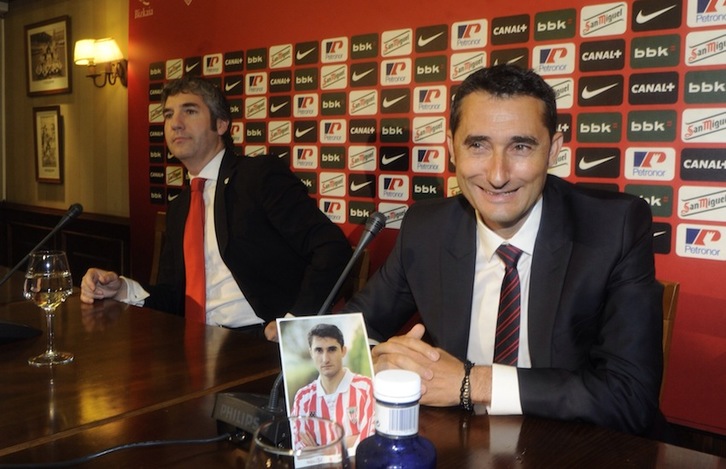 Ernesto Valverde, en primer plano, junto con el presidente del Athletic, Josu Urrutia. (ARGAZKI PRESS)