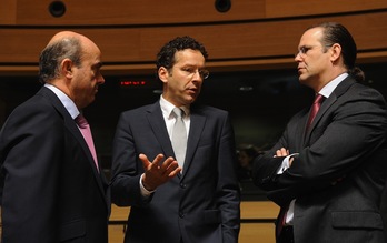 El ministro español de Economía, Luis de Guindos, con sus homólogos germano y sueco, Jeroen Dijsselbloem y Anders Borg. (John THYS/AFP) 