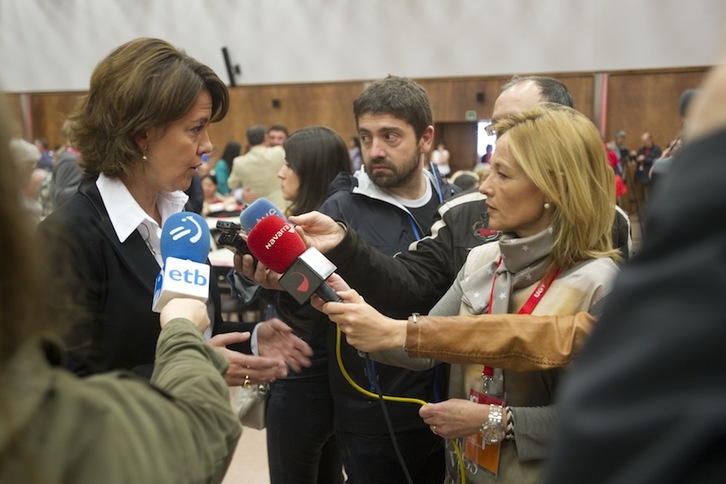 Yolanda Barcina atiende a los medios en el X Congreso de UGT de Nafarroa. (Iñigo URIZ/ARGAZKI PRESS)