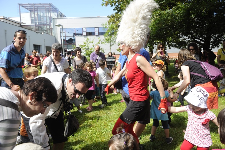 Irrien lagunak ikuskizunarekin abiatu dira ospakizunak. (Jon URBE / ARGAZKI PRESS)