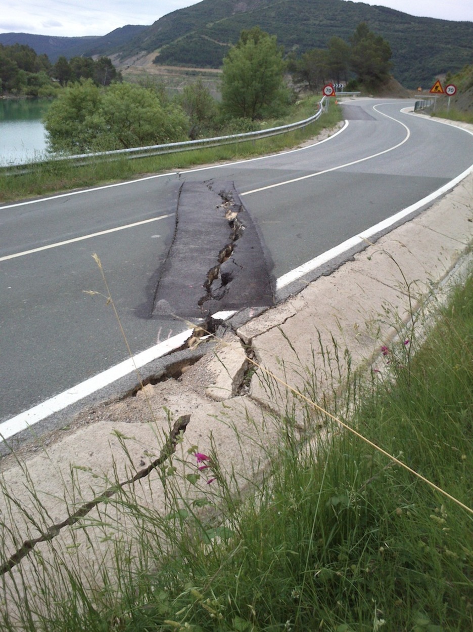 La grieta alcanza casi toda la anchura de la carretera. (‘Yesa+no’) 