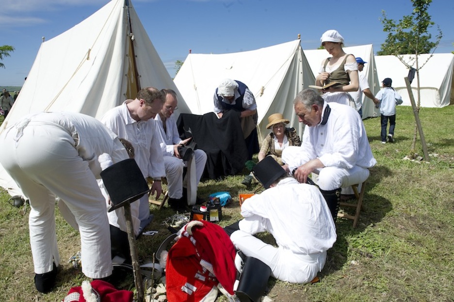 Los actores se preparan antes de entrar en escena. (Raul BOGAJO/ARGAZKI PRESS)