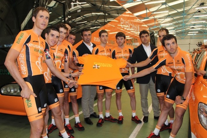 Presentación de los corredores que representarán a Euskaltel Euskadi en el Tour. (euskalteleuskadi.com)