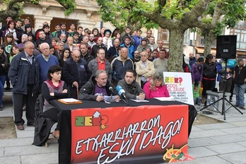 Rueda de prensa de representantes municipales y vecinales de Etxarri en defensa de la consulta. (NAIZ.INFO)