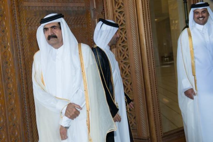 El emir de Qatar, junto a su hijo. (AFP PHOTO)