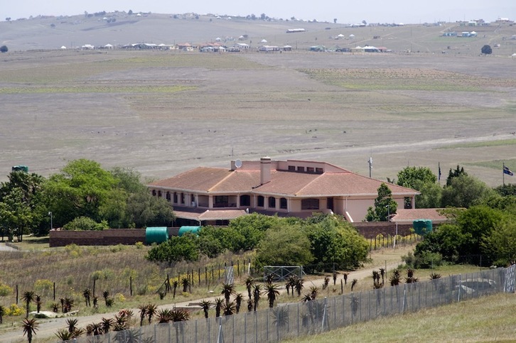 La casa de Nelson Mandela en Qunu, donde la familia se ha reunido de forma urgente. (Rodger BOSCH/AFP)