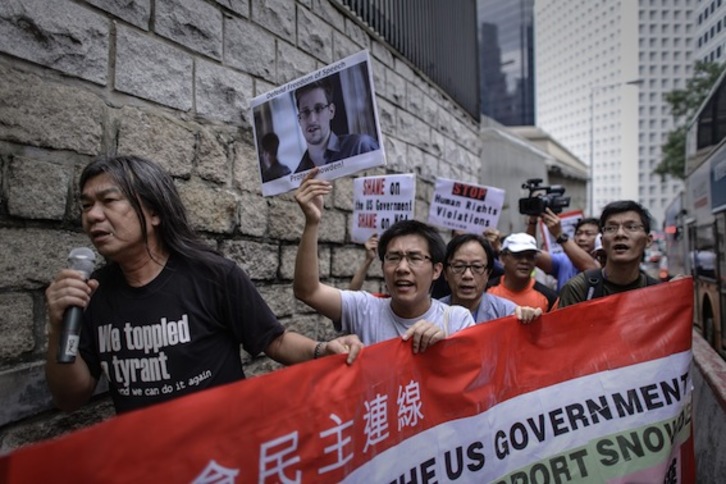 Protesta en favor de Edward Snowden en las calles de Hong Kong. (Philippe LOPEZ/AFP PHOTO)