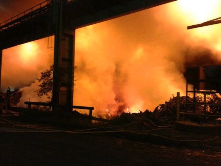 Imagen del incendio en Tubos Reunidos. (@112_SOSDeiak)