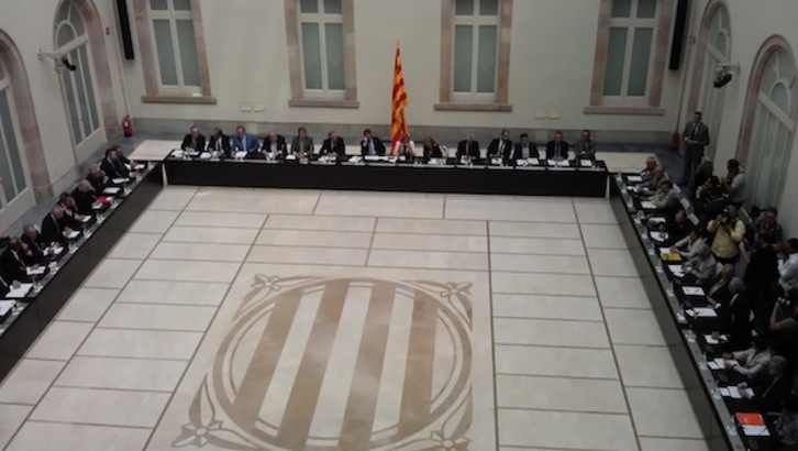 Imagen de la primera reunión del Pacte Nacional pel Dret a Decidir en el Parlament. (NAIZ.INFO)