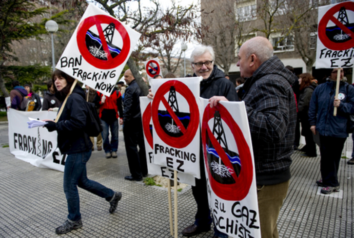 «Fracking»-aren aurkako protesta bat, Gasteizen. (Raul BOGAJO/ARGAZKI PRESS)