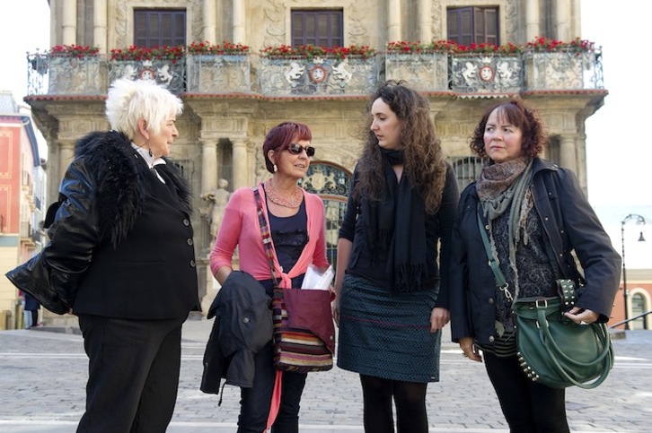 Las autoras del espectáculo teatral sobre Nagore Laffage, ante el Ayuntamiento. (Idoia ZABALETA/ARGAZKI PRESS)