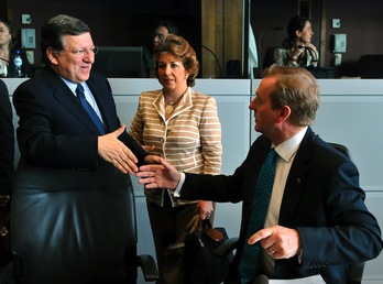 Durao Barroso y Enda Kenny se saludan al inicio de la reunión de Bruselas. (Georges GOBET/AFP) 