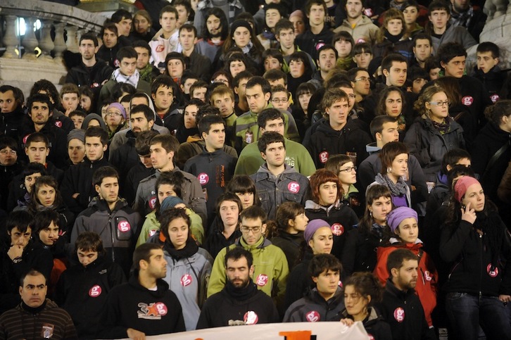 Jóvenes independentistas encabezaron la manifestación de repulsa en Bilbo tras la macroredada en noviembre de 2009. (Jon HERNAEZ | ARGAZKI PRESS)