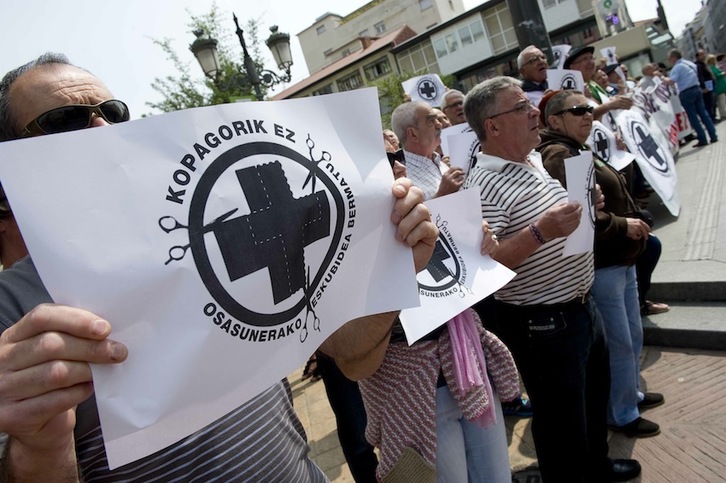 Pensionistas se han concentrado en el exterior del Parlamento de Gasteiz. (Raúl BOGAJO/ARGAZKI PRESS)