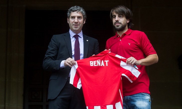Beñat Etxebarria posa con la camiseta del Athletic junto al presidente, Josu Urrutia. (Luis JAUREGIALTZO/ARGAZKI PRESS)