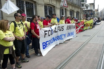 Los trabajadores de Alfus e Incoesa, frente al Parlamento de Gasteiz. (Raul BOGAJO/ARGAZKI PRESS)