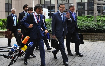 Rajoy saluda a los periodistas a su llegada a la cumbre en Bruselas. (Georges GOBET/AFP)