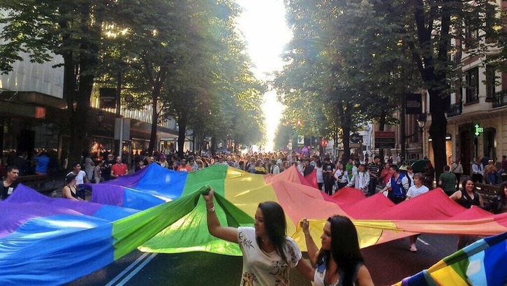 Los manifestantes han portado una gran bandera arcoiris. (@Bizigay)