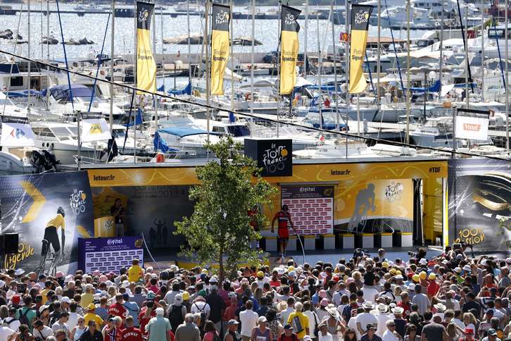 Corredores del BMC en la firma de salida. (Joel SAGET / AFP)