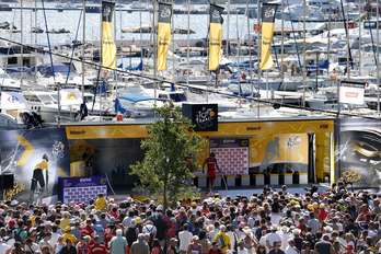 Corredores del BMC en la firma de salida. (Joel SAGET / AFP)