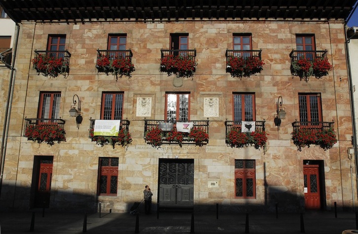 Fachada del Ayuntamiento de Urretxu, con tres banderolas, pero sin banderas. (Gotzon ARANBURU))