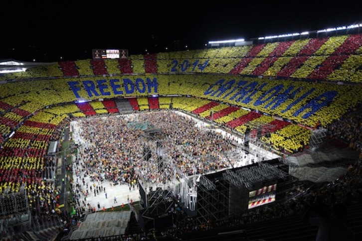 Imagen del mosaico humano formado por el público del Camp Nou. (Albert GARCIA)