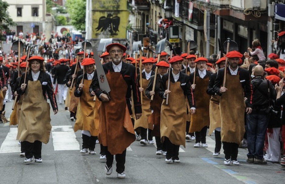 Alarde mistoan parte hartu duen artxeroen eskuadra. (Jagoba MANTEROLA/ARGAZKI PRESS)