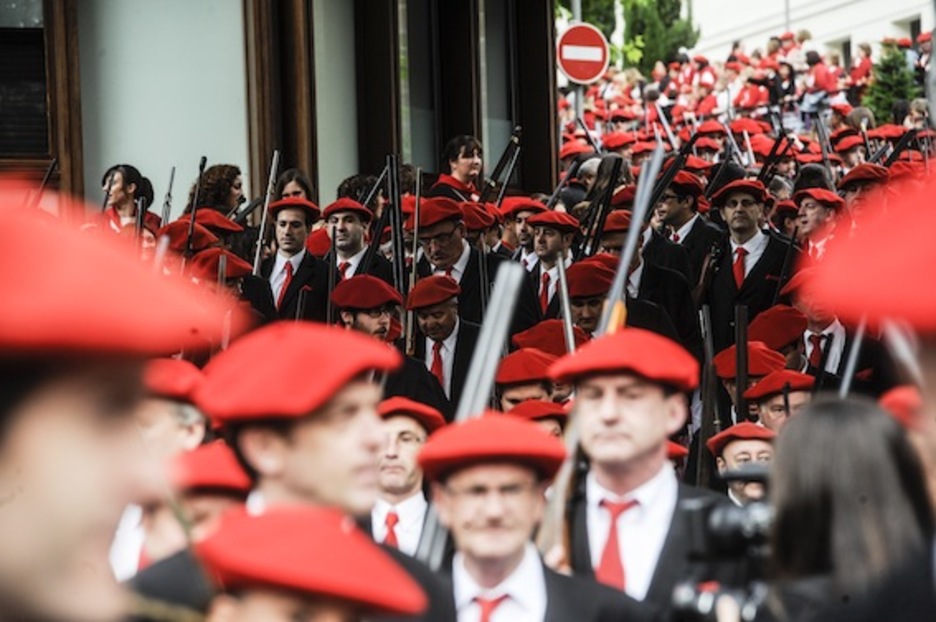 Alarde tradizional deitutakoa, Irungo kaleetan barrena. (Jagoba MANTEROLA/ARGAZKI PRESS)