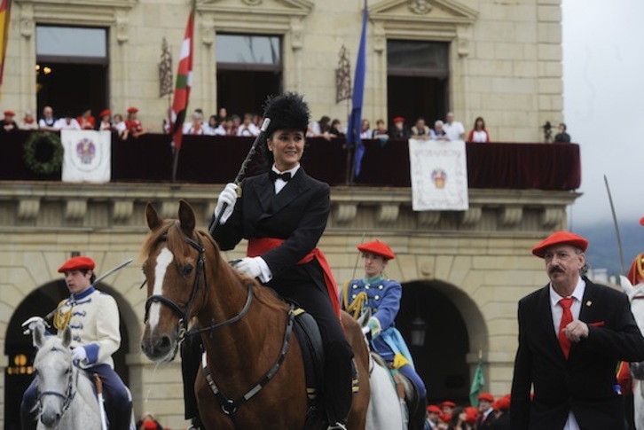 El Alarde Mixto, frente al Ayuntamiento de Irun. (Jagoba MANTEROLA/ARGAZKI PRESS)