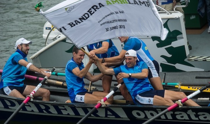 Tiraneko arraunlariak, Portugaleteko bandera eskuetan. (ARGAZKI PRESS)