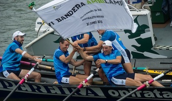 Tiraneko arraunlariak, Portugaleteko bandera eskuetan. (ARGAZKI PRESS)