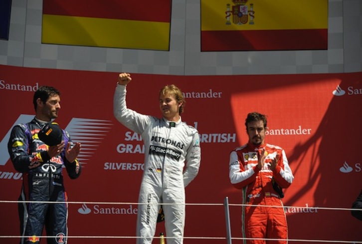 Britainia Handiko Sari Nagusiaren podiumean, Rosberg, Webber eta Alonso. (Tom GANDOLFINI/AFP PHOTO)