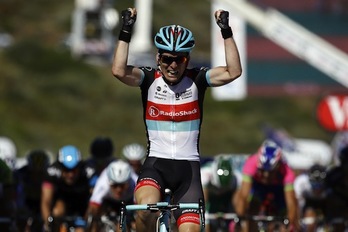 Jan Bakelants celebra, con los brazos en alto, su victoria. (Jeff PACHOUD/AFP PHOTO)