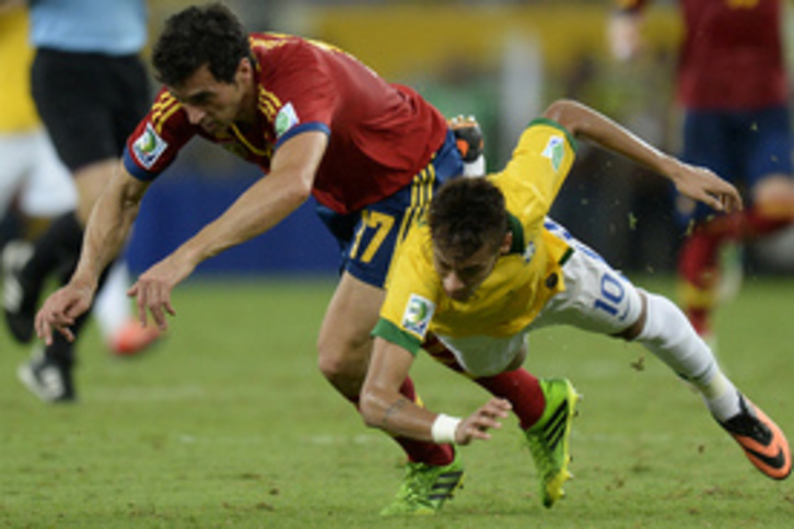Arbeloa y Neymar, en un momento de la final. (Juan BARRETO/AFP)
