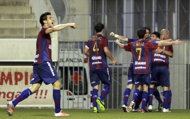 Los jugadores del Eibar celebran el ascenso. (LA OTRA FOTO))