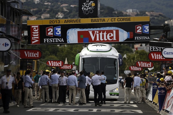 El autobús de Orica, en la meta de Bastia. (Jeff PACHOUD/AFP)