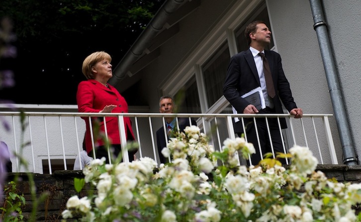 Merkel junto al portavoz del Gobierno, Steffen Seibert. (Johannes EISELE/AFP)