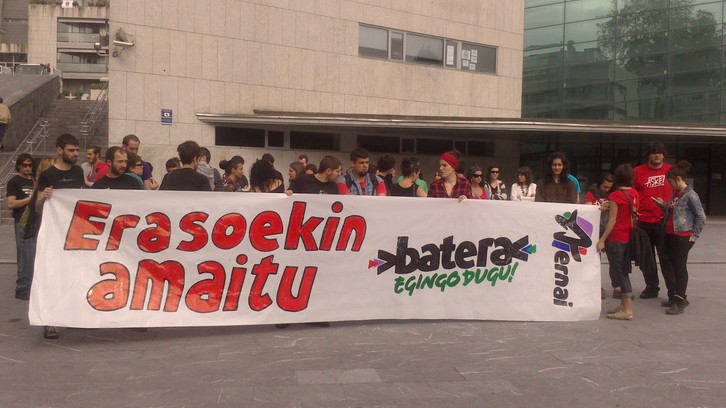 Elkarretaratzea egin du Ernaik Irungo epaitegiaren aurrean. (ERNAI)