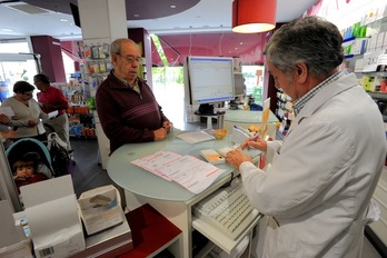 Primer día del copago en una farmacia de Gasteiz. (Juanan RUIZ/ARGAZKI PRESS)