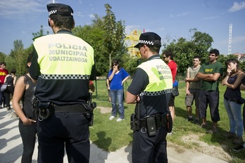 Udaltzaingoak debekatu egin die muntaketa lanekin gaur hastea. (Iñigo URIZ/ARGAZKI PRESS)