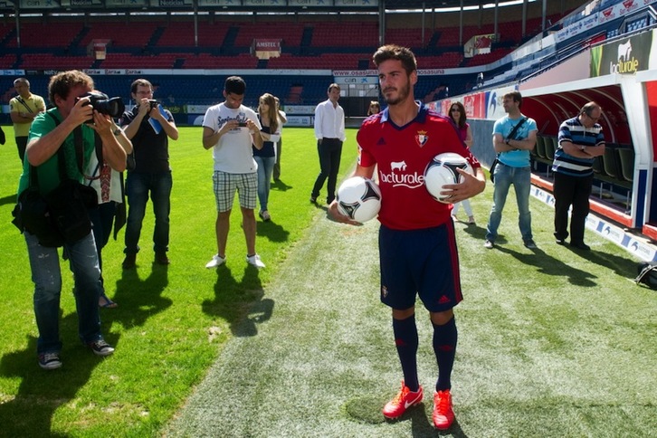 Joan Oriol ha sido presentado oficialmente en El Sadar. (Iñigo URIZ/ARGAZKI PRESS)