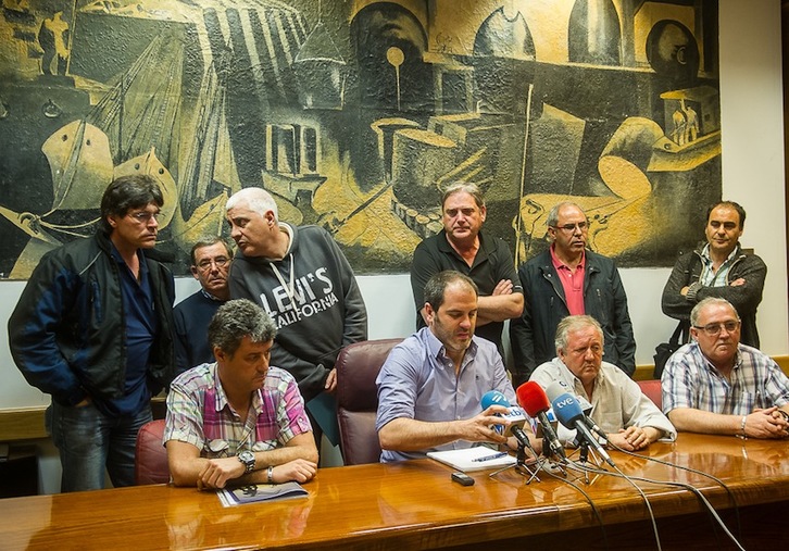 El alcalde de Sestao con los comités de astilleros. (Luis JAUREGIALTZO/ARGAZKI PRESS)