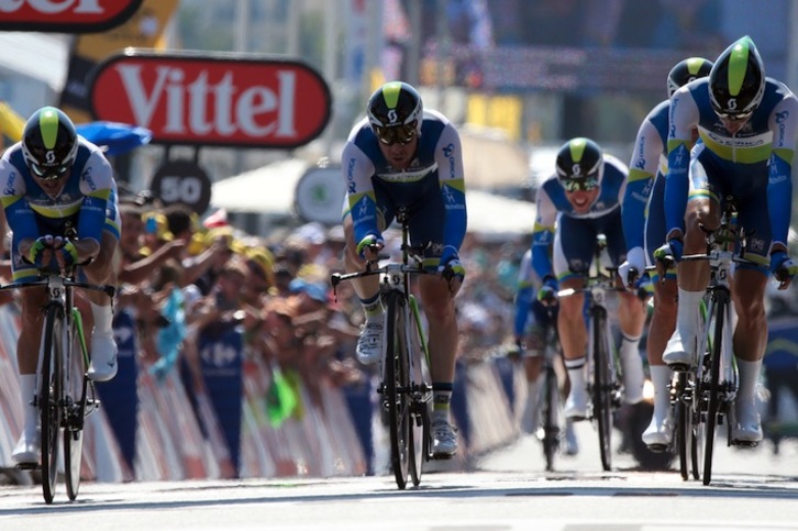 Corredores del Orica cruzan la línea de meta en Niza. (Pascal GUYOT/AFP) 