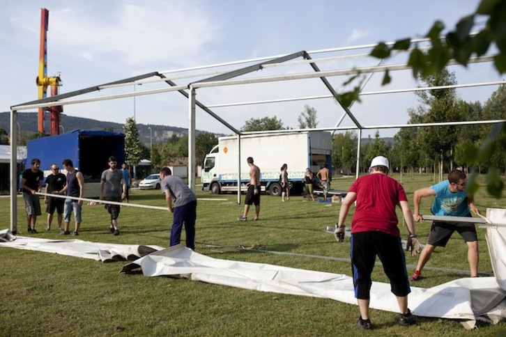 Gora Iruñea ha comenzado esta tarde a montar el recinto festivo en La Runa. (Iñigo URIZ/ARGAZKI PRESS)